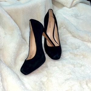 Pour La Victoire Ladies Suede heels